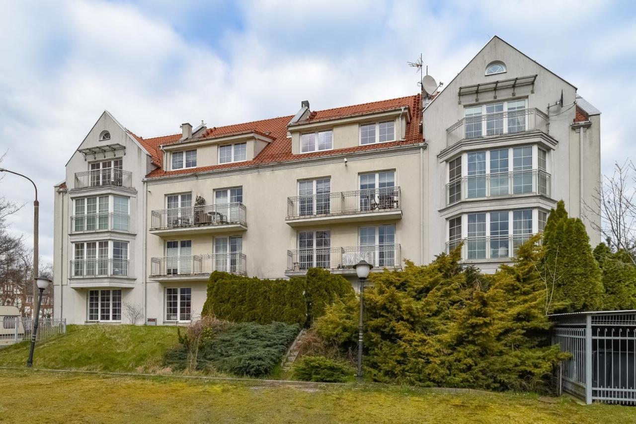 4 Pory Roku- 200m Plaza, Prywatny Parking Apartment