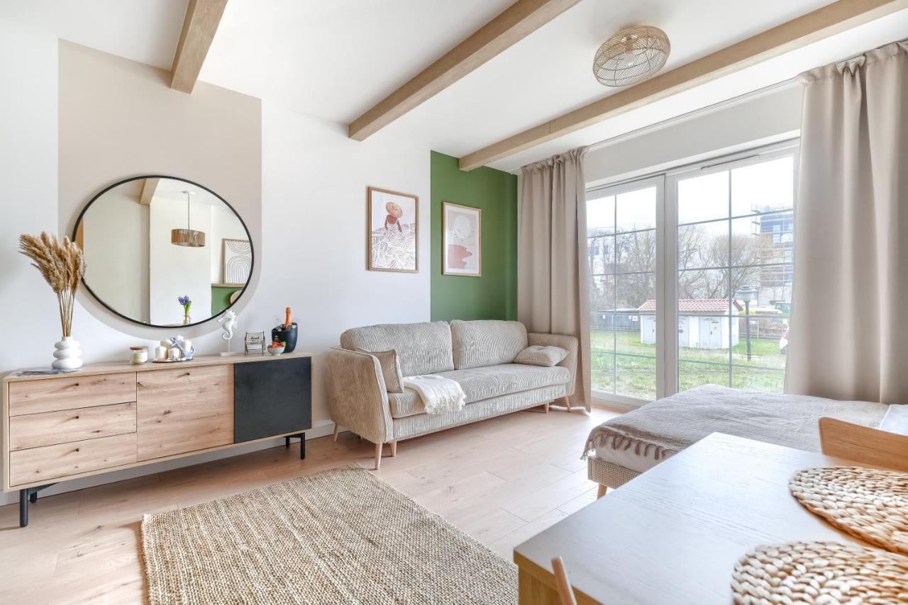 4 Pory Roku- 200m Plaza, Prywatny Parking Apartment